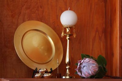 33 cm Ø Gold underplate. Brass serviette rings + Amber pumpkin clip. Single brass candle stick (30cm hight) + Amber candle coller